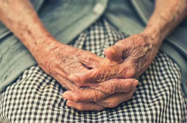 Mãos de uma pessoa idosa