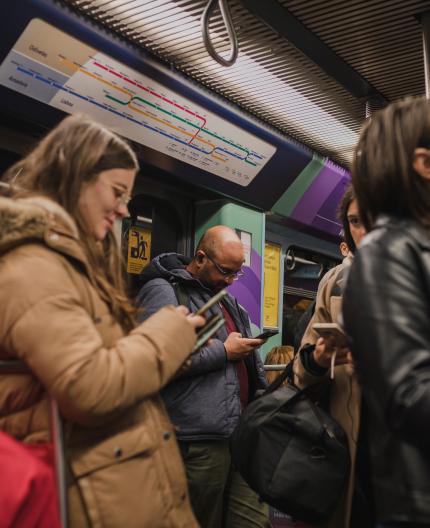 Pessoas no metro em Lisboa
