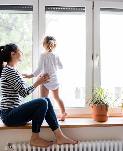 Tema Habitação e familias: criança com um adulto