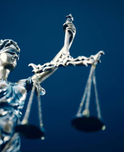 Tema Justiça e Segurança: mulher de olhos vendados com uma balança