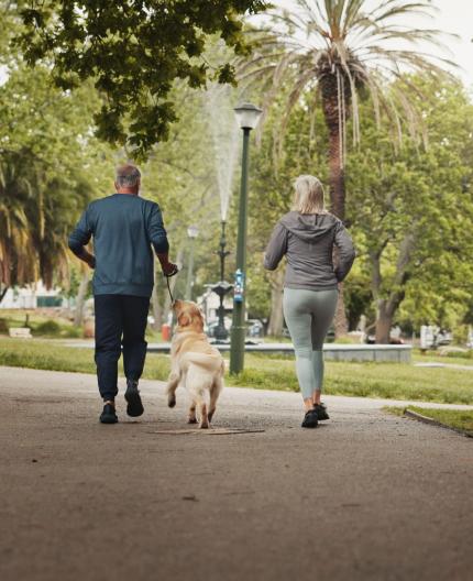 Pessoas a correr num jardim