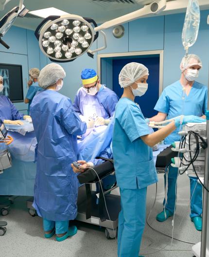 Sala de cirurgia com vários profissionais