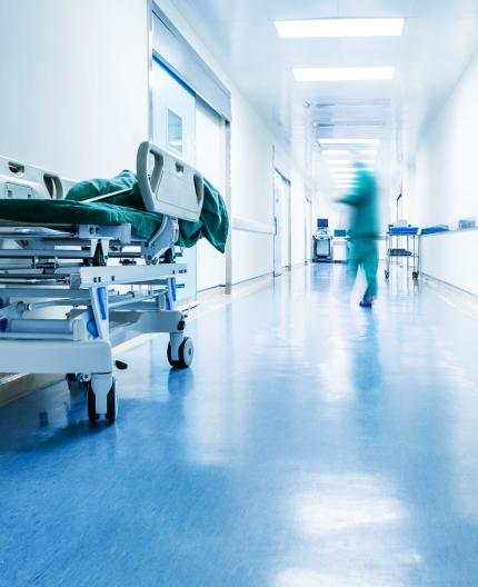 Prestadores de cuidados de saude: corredor de hospital