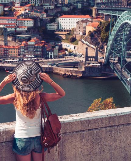 Tema turismo: turista na cidade do Porto, em Portugal
