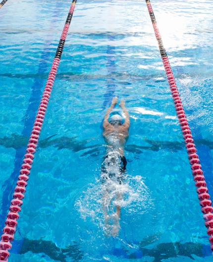 Piscina com nadadores em competição
